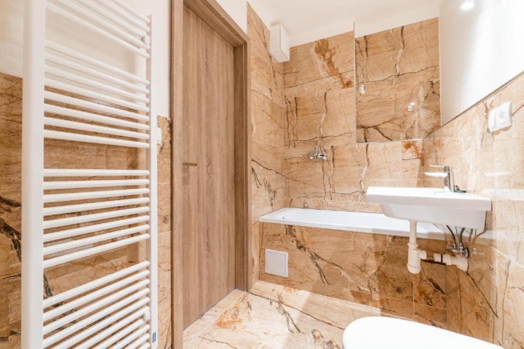 Brand New Studio Apartment #24 In Elite Residence With Free Secure Parking In The Center Прага Экстерьер фото